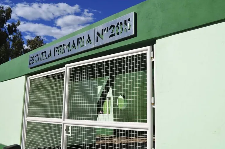 "Los nenes necesitan zapatillas y medias ya" El urgente pedido de una escuela cipoleña