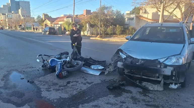 Cipolletti: Fuerte choque entre un auto y una moto