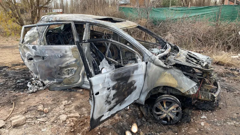 Apareció incendiado en Cipolletti un auto robado en Fernández Oro