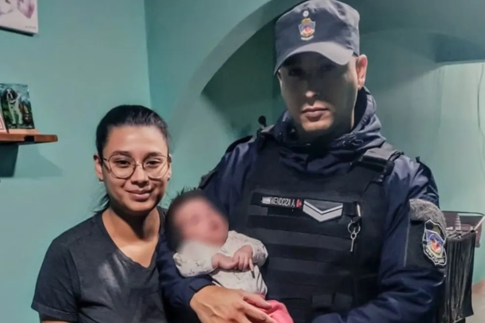 Policía asistió a una bebé aplicando la maniobra de Heimlich