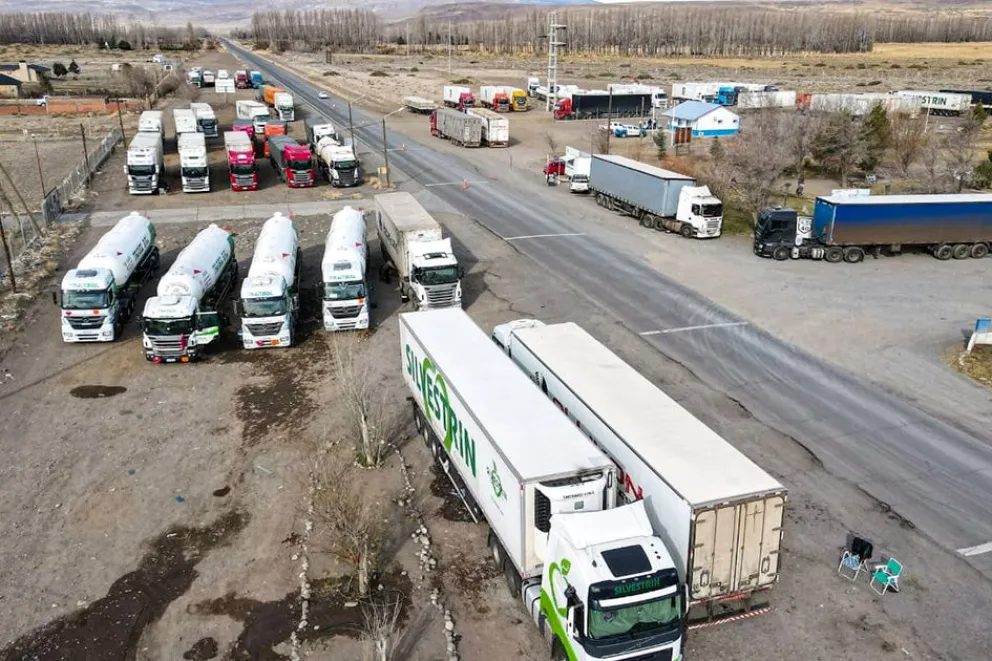 Neuquén: Comenzaron las tareas para movilizar los camiones varados