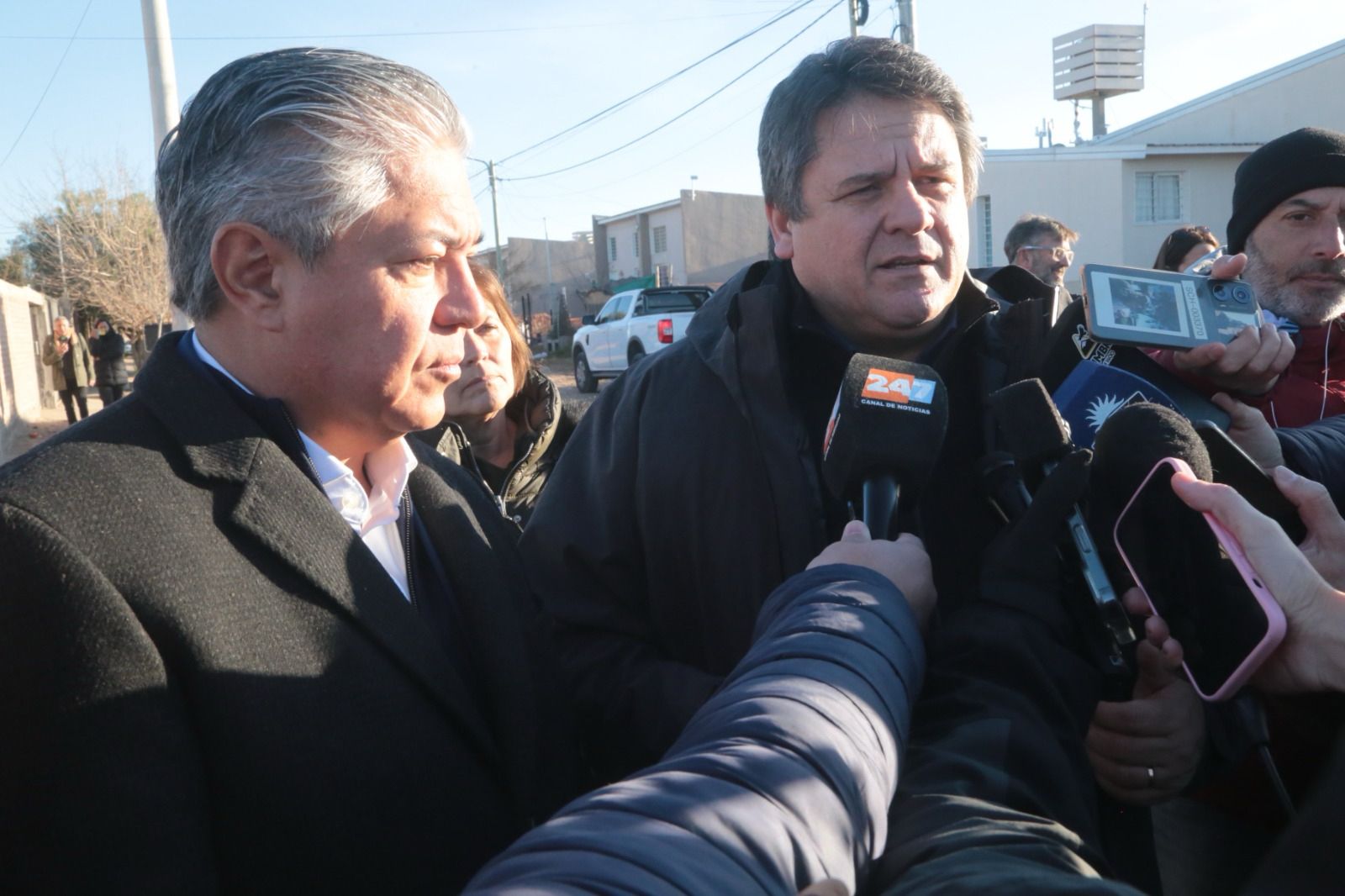 Gaido y Figueroa constataron los trabajos en Z1 y anunciaron el comienzo de la pavimentación de la Avenida Necochea