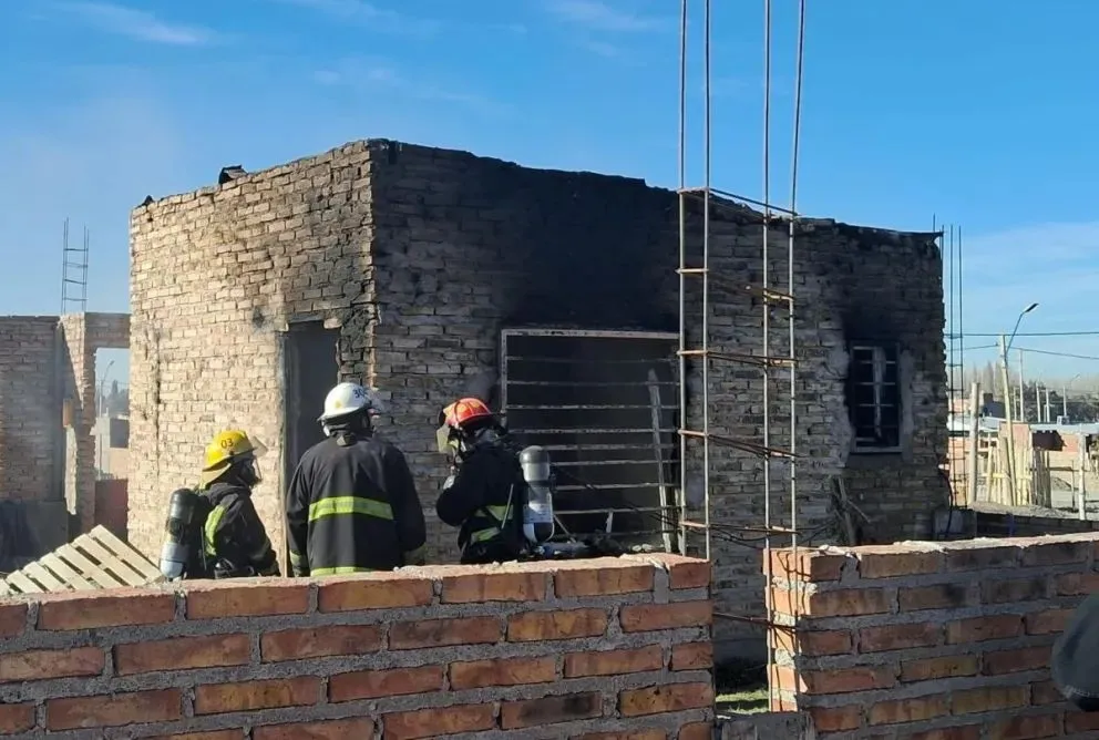 Necesitan ayuda urgente: Un matrimonio perdió todo en un incendio en el Alto Valle