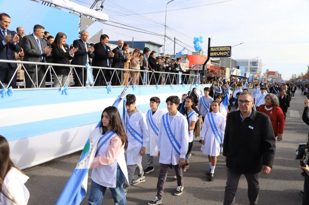 Con un mega desfile, Neuquén rindió homenaje a la Independencia