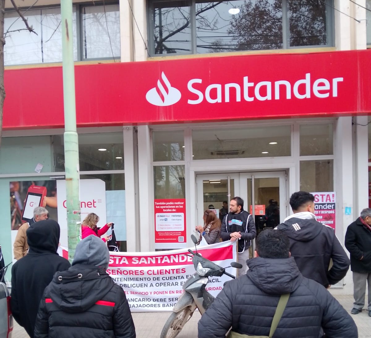 Banco Santander: Cierra la sucursal de Cipolletti, la Bancaria anunció paro parcial en todas las sucursales del país