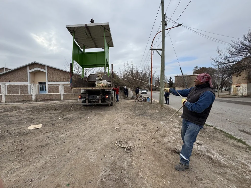 Continúan los trabajos de mejora de la señalización vial en Cipolletti
