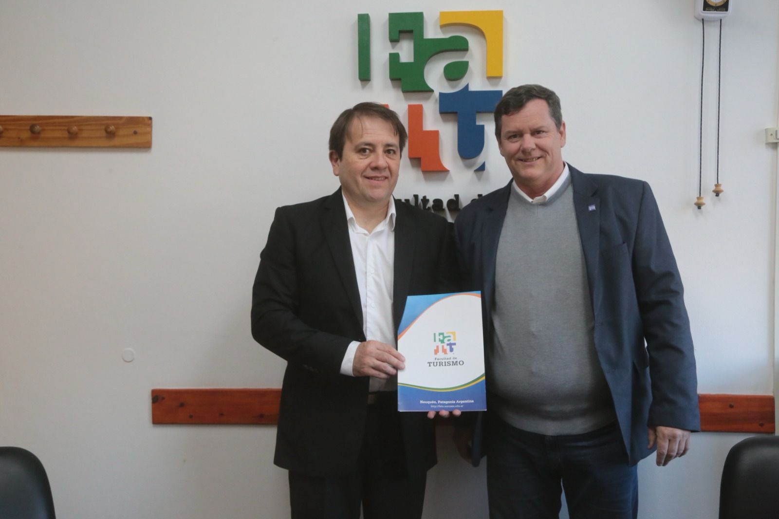 Estudiantes de Turismo de la UNCo guiarán a visitantes en la Feria del Libro