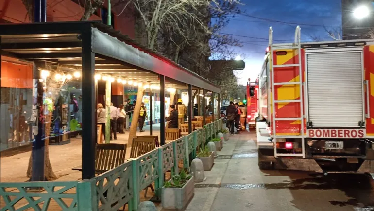 Un incendio en el edificio de LU19 dejó pérdidas en el interior de un departamento