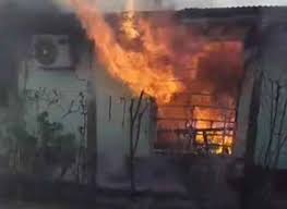 Incendio en Ferri: el fuego arrasó una casa y dos personas fueron hospitalizadas