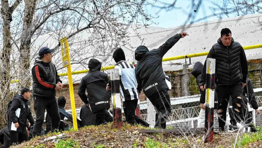 Cancha de Cipolletti: un grupo de hinchas tiró piedras y se enfrentó con la policía