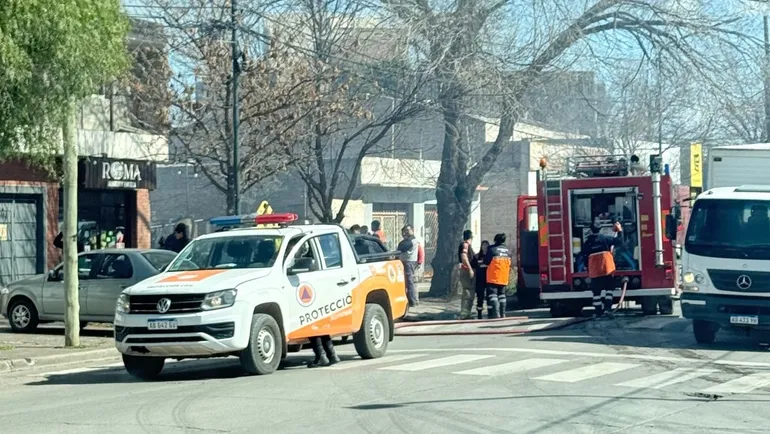 Cipolletti: el fuego destruyó un galpón y causó daños a un auto