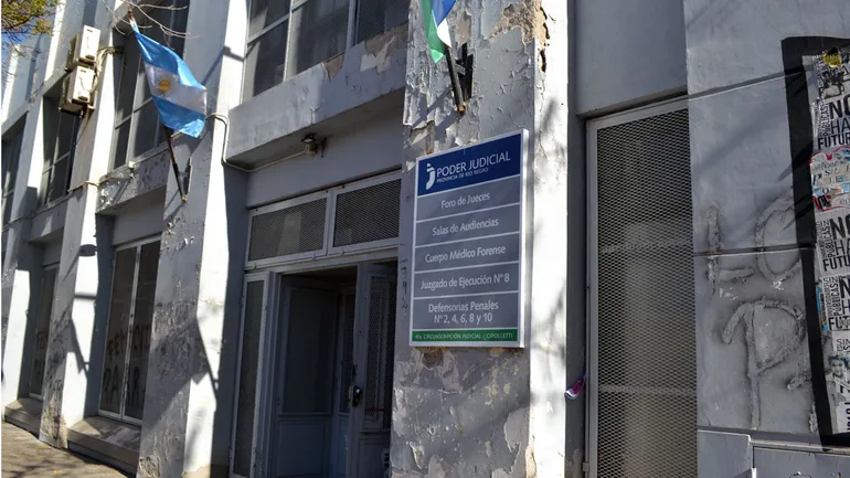 Condenado por azotar con un cable a su hija de 8 años