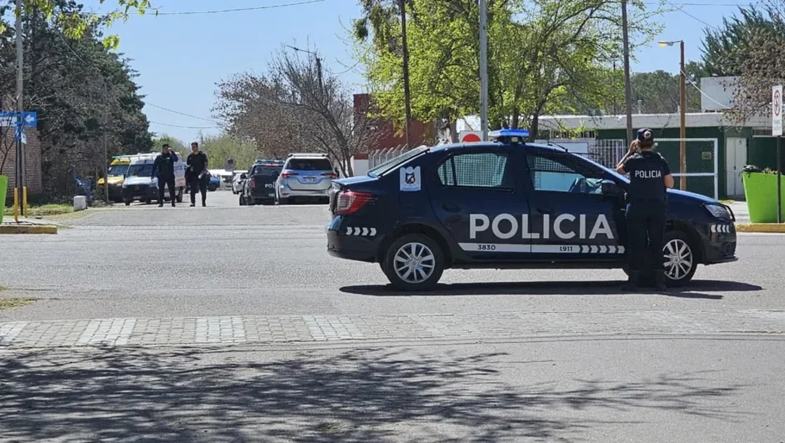 Tras más de cinco horas de tensión, la adolescente atrincherada en una escuela entregó el arma