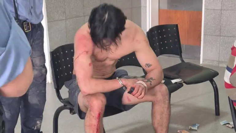 Joven con problemas de salud mental destrozó comercios y vehículos; y vecinos lo golpearon