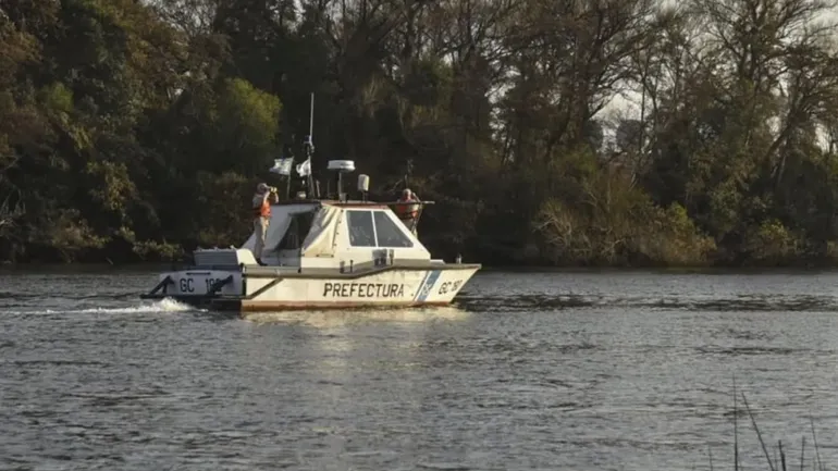 Buscan a una persona que habría caído al río Negro