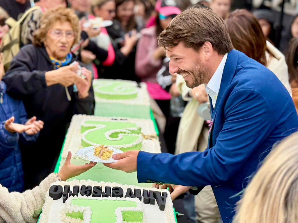 Un Desfile Cívico Histórico: Más de 40.000 Personas Hicieron del Cumple de Cipolletti una Verdadera Fiesta