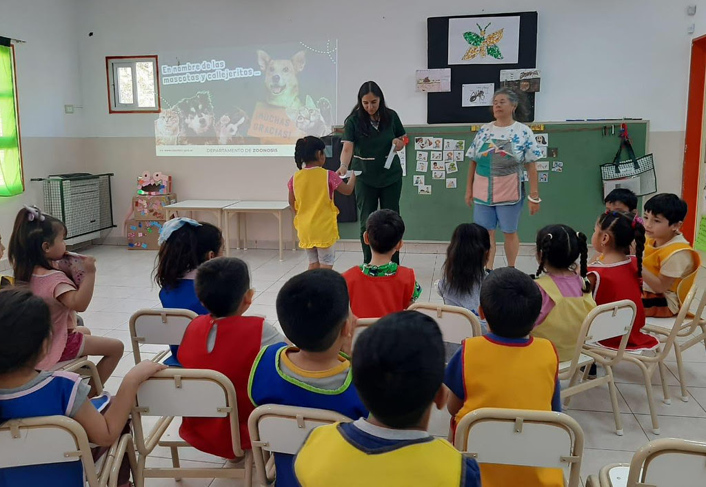Charlas Sobre Tenencia Responsable de Perros y Gatos en el Jardín de Ferri