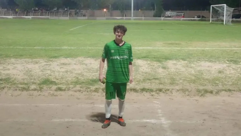 Nazareno hizo el milagro: ataja en quinta, lo pusieron de 9 en tercera y metió un golazo