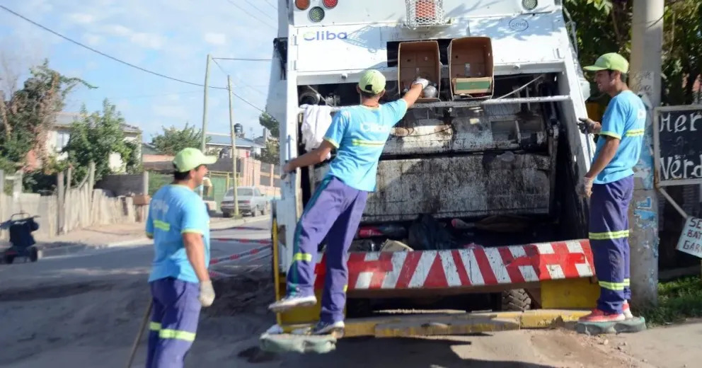 Trabajadores municipales hacen medida de fuerza por falta de pago