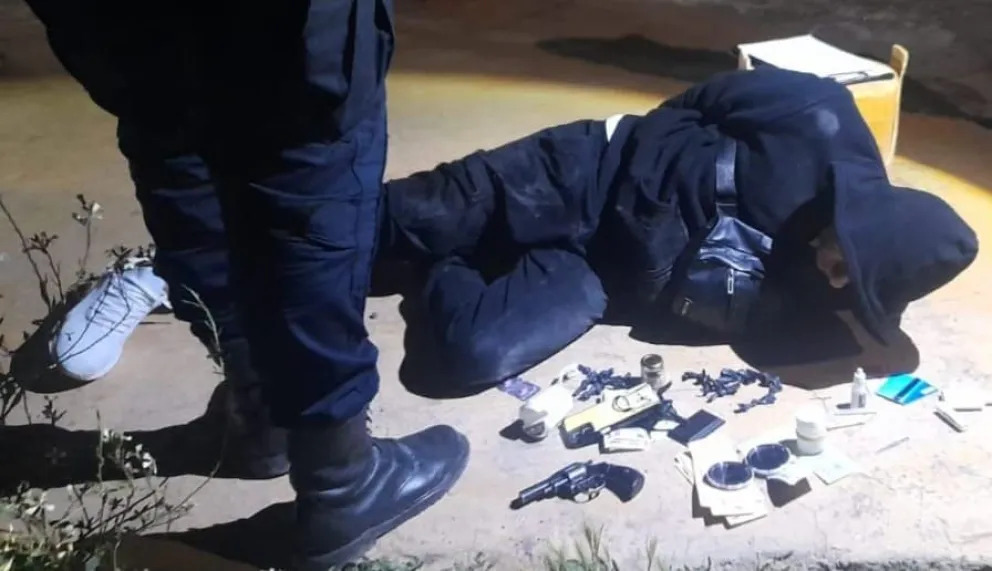 Cinco Saltos: detuvieron a un hombre armado, con cocaína y marihuana