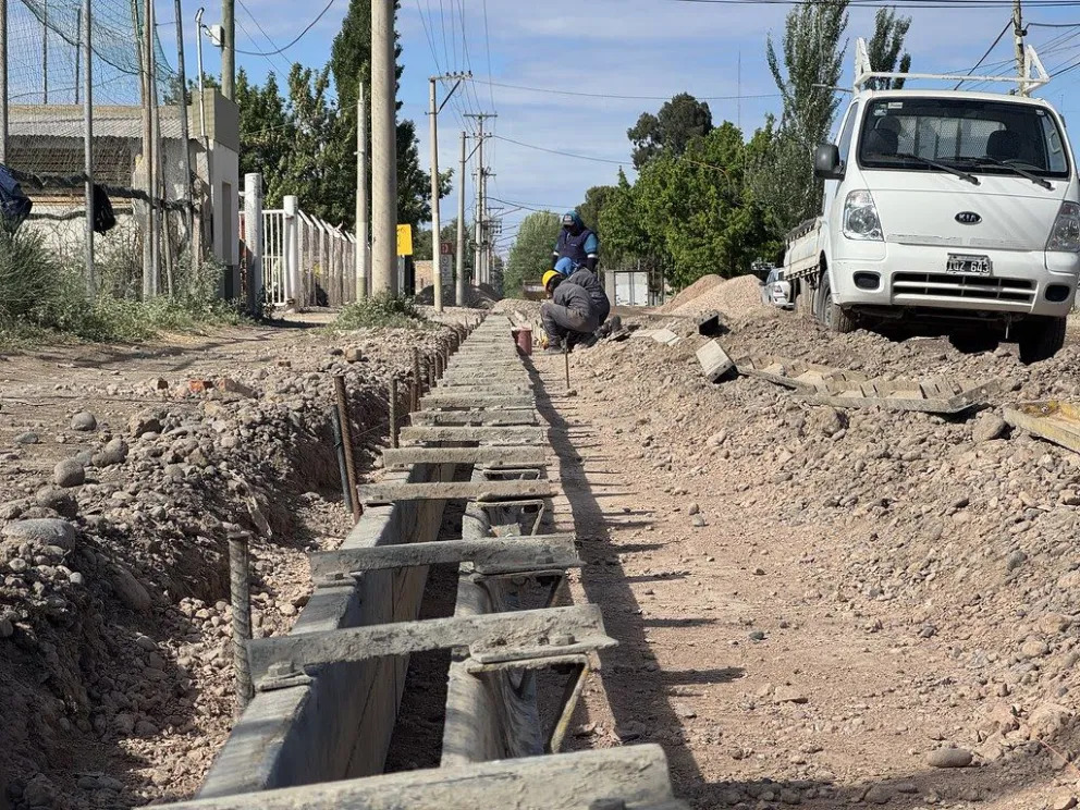Atención vecinos avanza la obra de cordón cuneta en Estado de Israel: piden precaución por desvíos y corte de calle