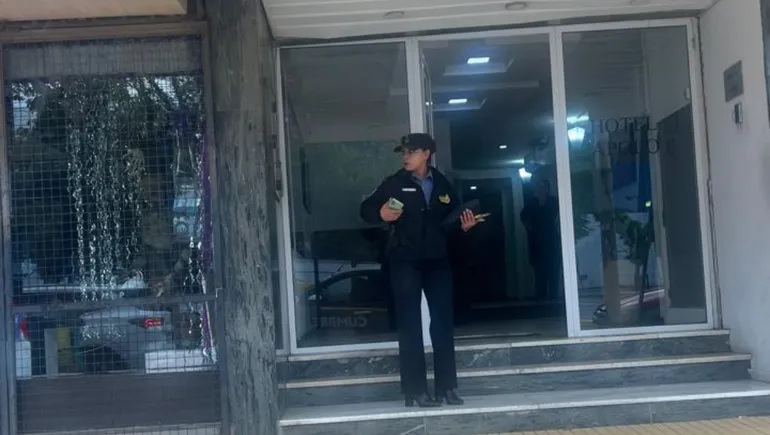 Operativo en pleno centro neuquino: una persona murió en un hotel