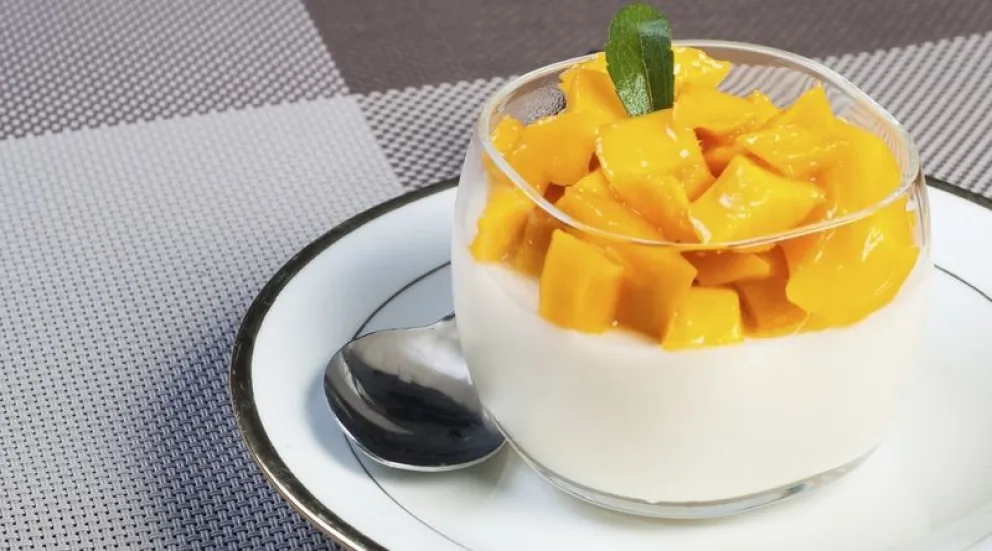 Un postre fresco y tropical: mousse de mango con leche de coco