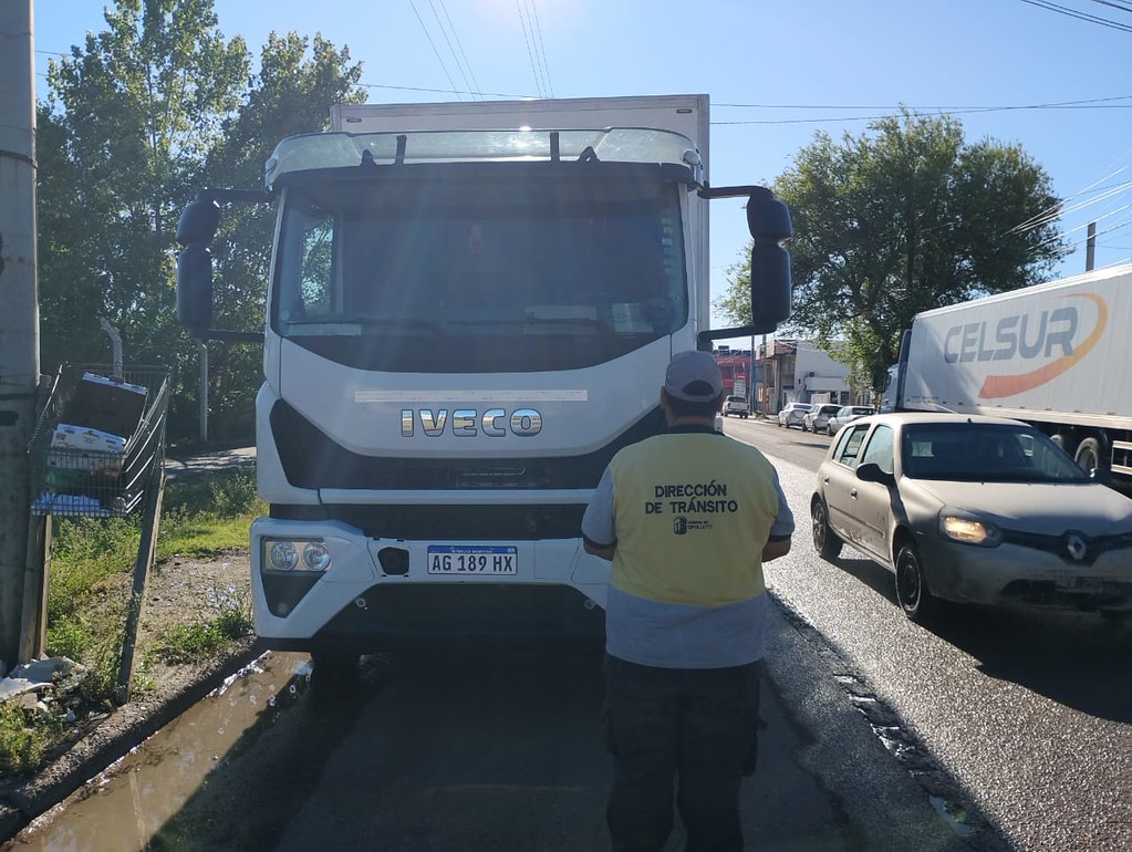 A Partir de Hoy los Camiones no Podrán Estacionar Sobre Calle Tres Arroyos y Mariano Moreno