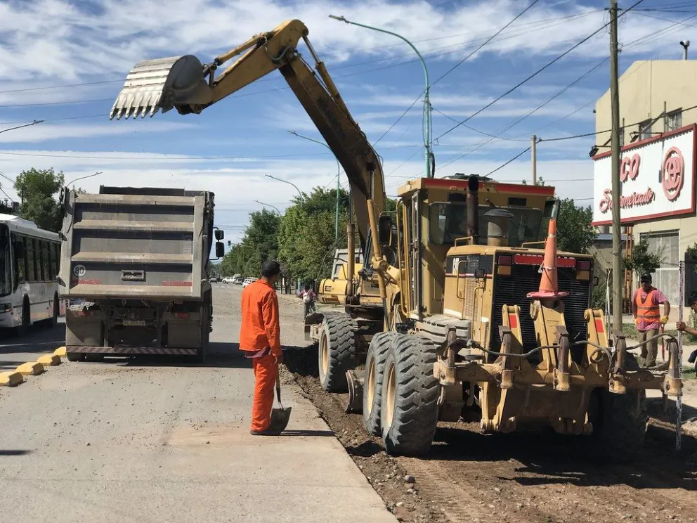 Corte parcial de tránsito sobre Naciones Unidas: realizan el bacheo luego de la obra cloacal
