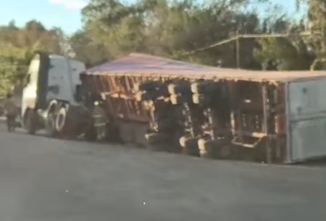 Camión de verduras volcó en Ruta 22 frente a La Anónima de Plaza Huincul