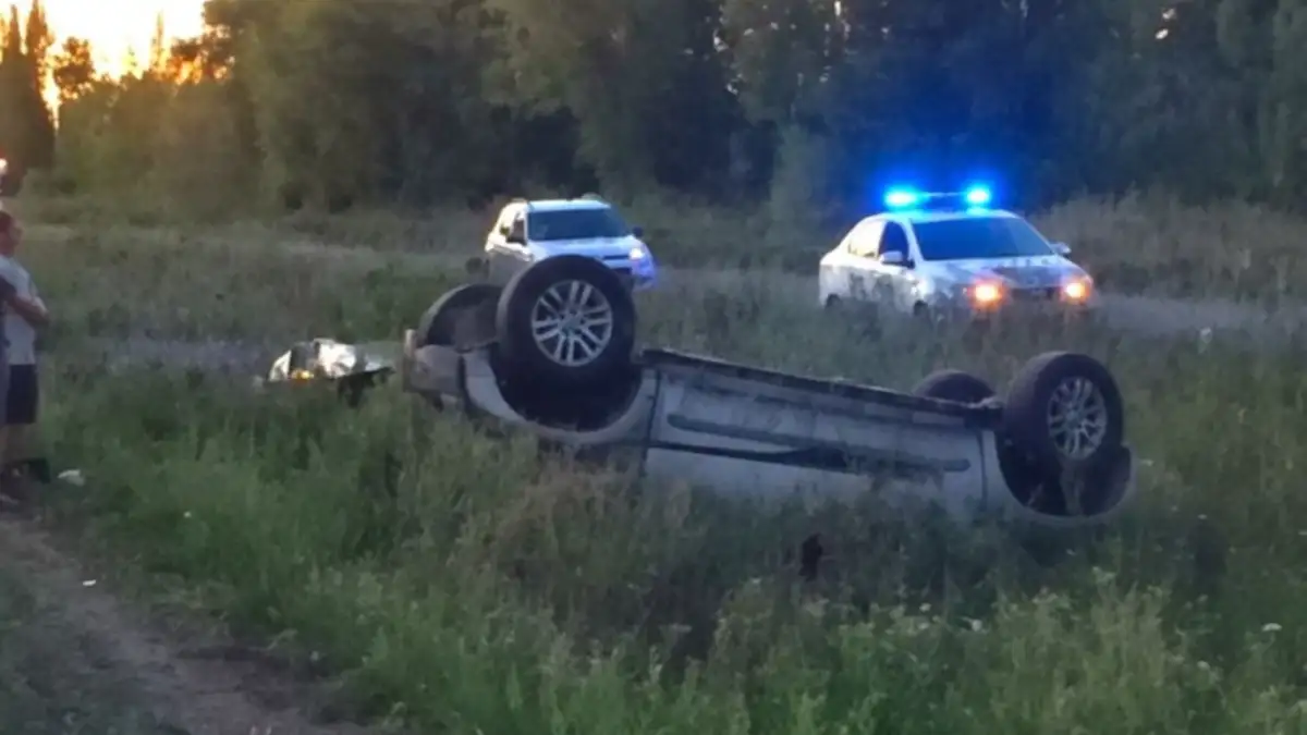 Intentó sobrepasar un camión en la Ruta 22 y volcó: 1 herido