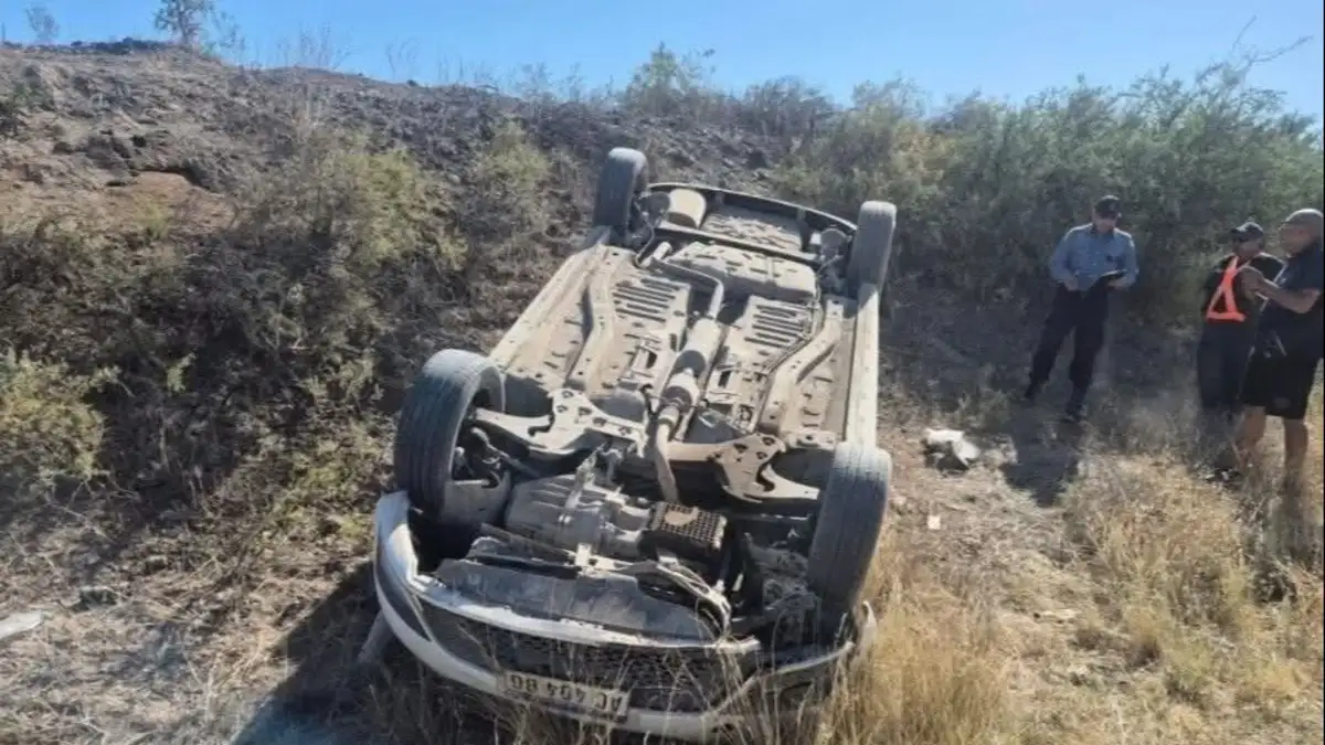 Ruta 22: vuelco en Chimpay dejó heridos a dos vecinos de Cipolletti