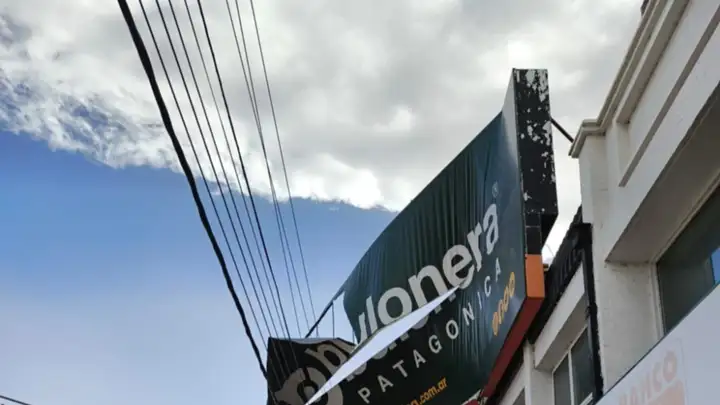 Alerta por Ráfagas: Un Cartel se Desplomó y Dejó sin Luz a Mariano Moreno