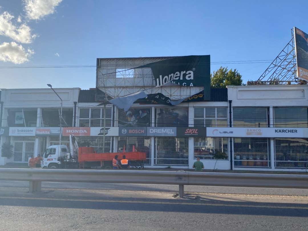 Alerta por Ráfagas: Un Cartel se Desplomó y Dejó sin Luz a Mariano Moreno