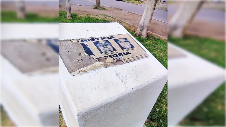 Golpe a la memoria: vandalizaron el monolito del Triple Crimen en Cipolletti