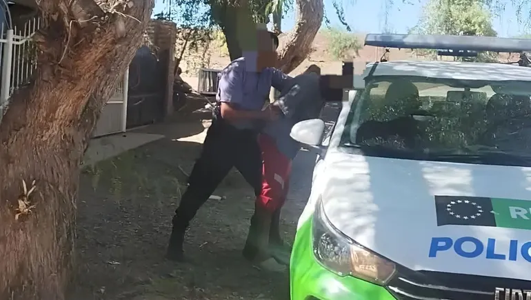 Cinco Saltos: escaló una reja, robó una caja registradora y cayó a cuatro cuadras del local