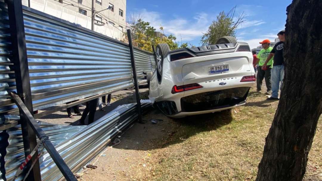"Accidente en avenida Mosconi: Camioneta choca contra un árbol y un hombre queda atrapado"
