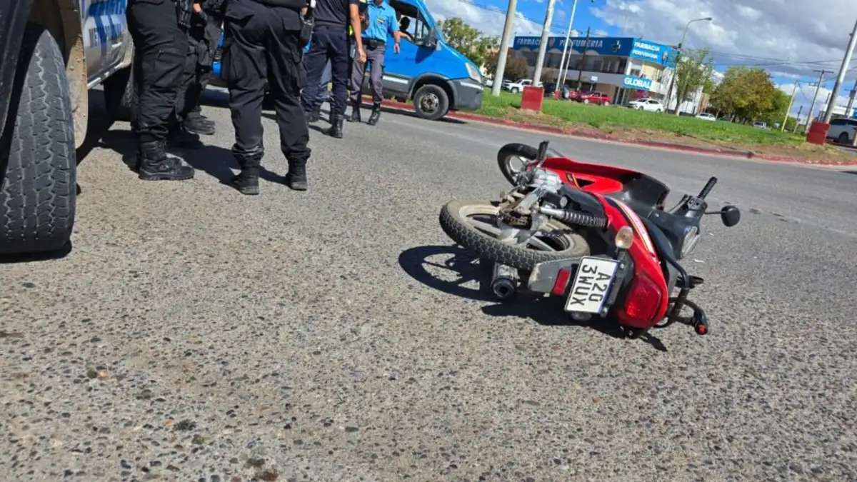 Accidente en Centenario: un motociclista terminó herido en la rotonda de Ruta 7