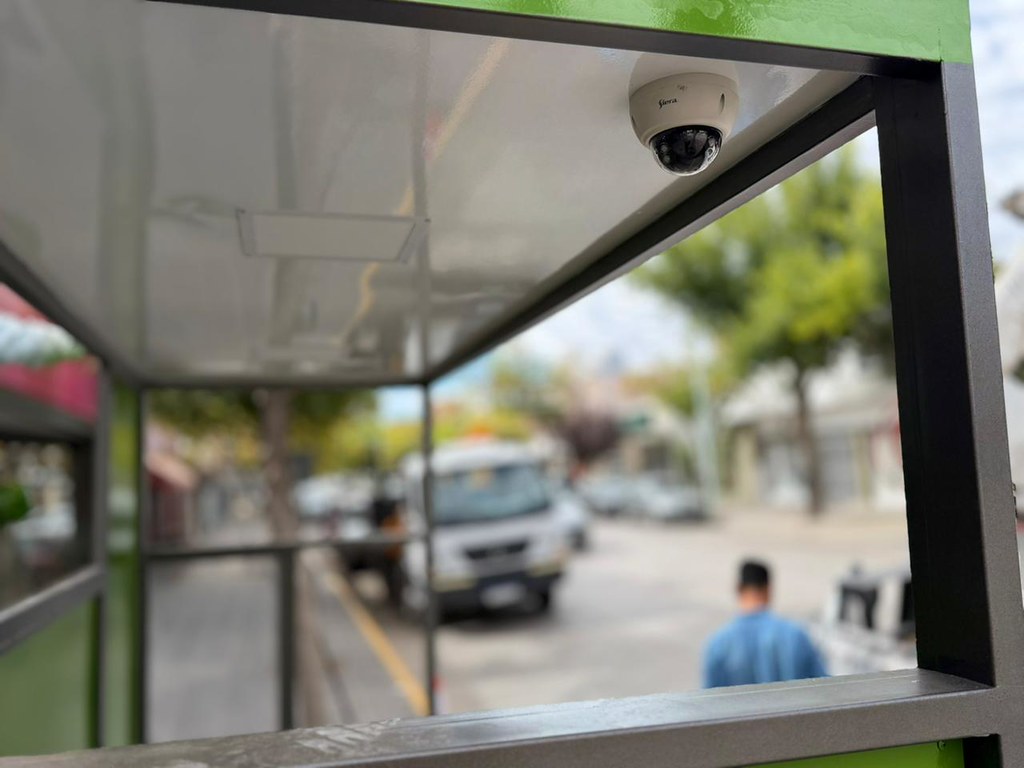 Esperar el colectivo ya no será igual: Cipolletti instala cámaras en garitas conectadas al 911