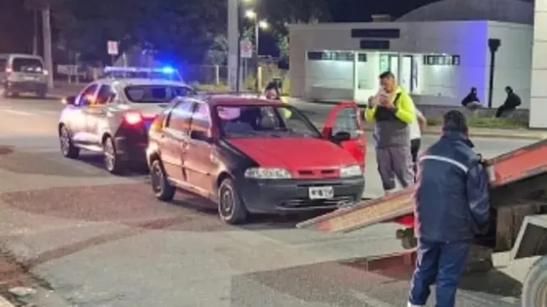 Centro de Cipolletti: manejaba a alta velocidad, dio positivo y le secuestraron el auto