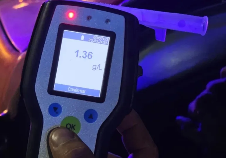 Centro de Cipolletti: manejaba a alta velocidad, dio positivo y le secuestraron el auto