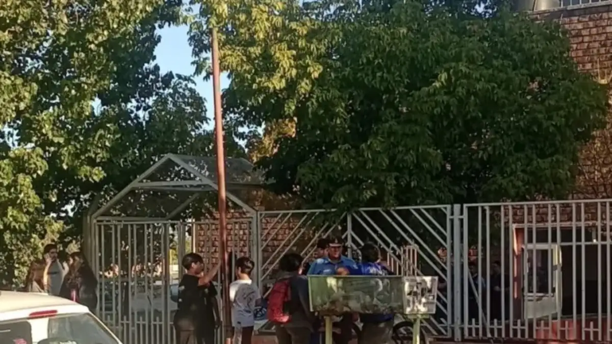 Tensión y disparos en un polideportivo lleno de chicos en Neuquén