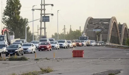 Un neuquino le robó a un adolescente en el puente carretero y no podrá cruzar a Cipolletti
