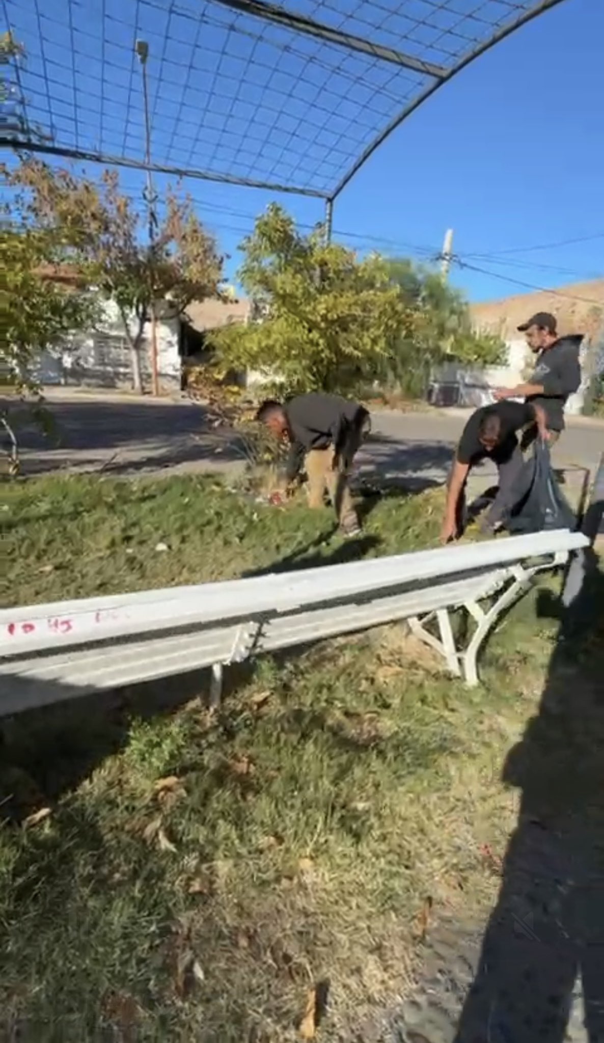 Cipolletti desalojó a 5 personas y las obligó a limpiar una plaza