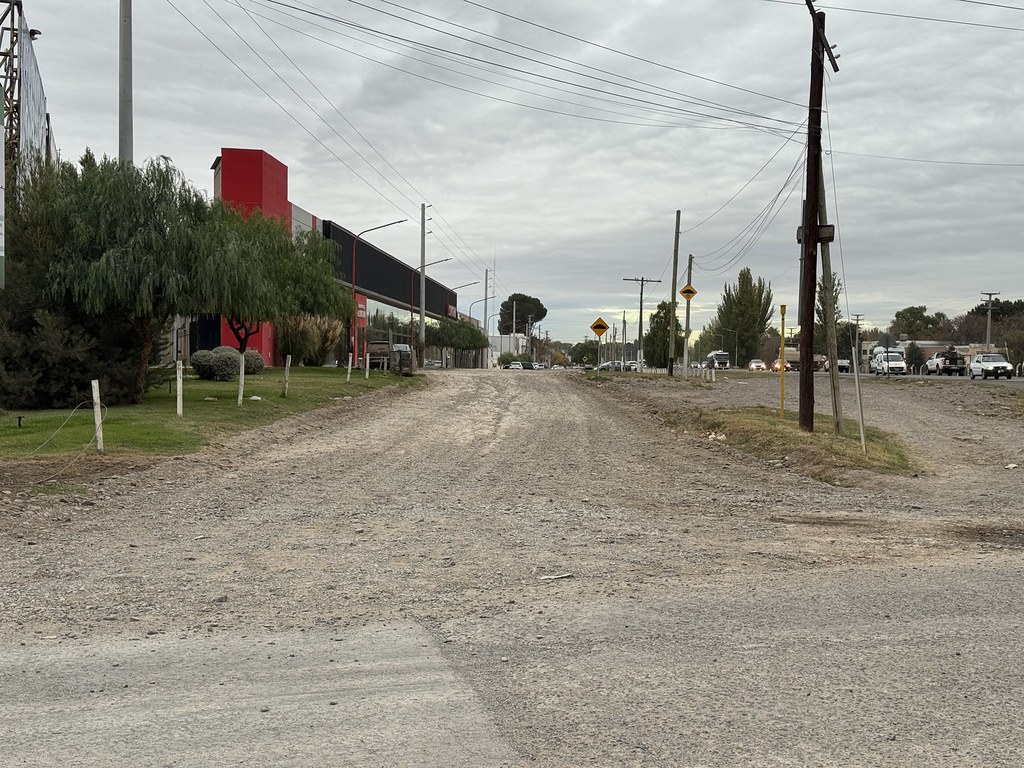Cipolletti licita obra vial en calle Los Pioneros: pavimento, cordón cuneta y nuevo alumbrado