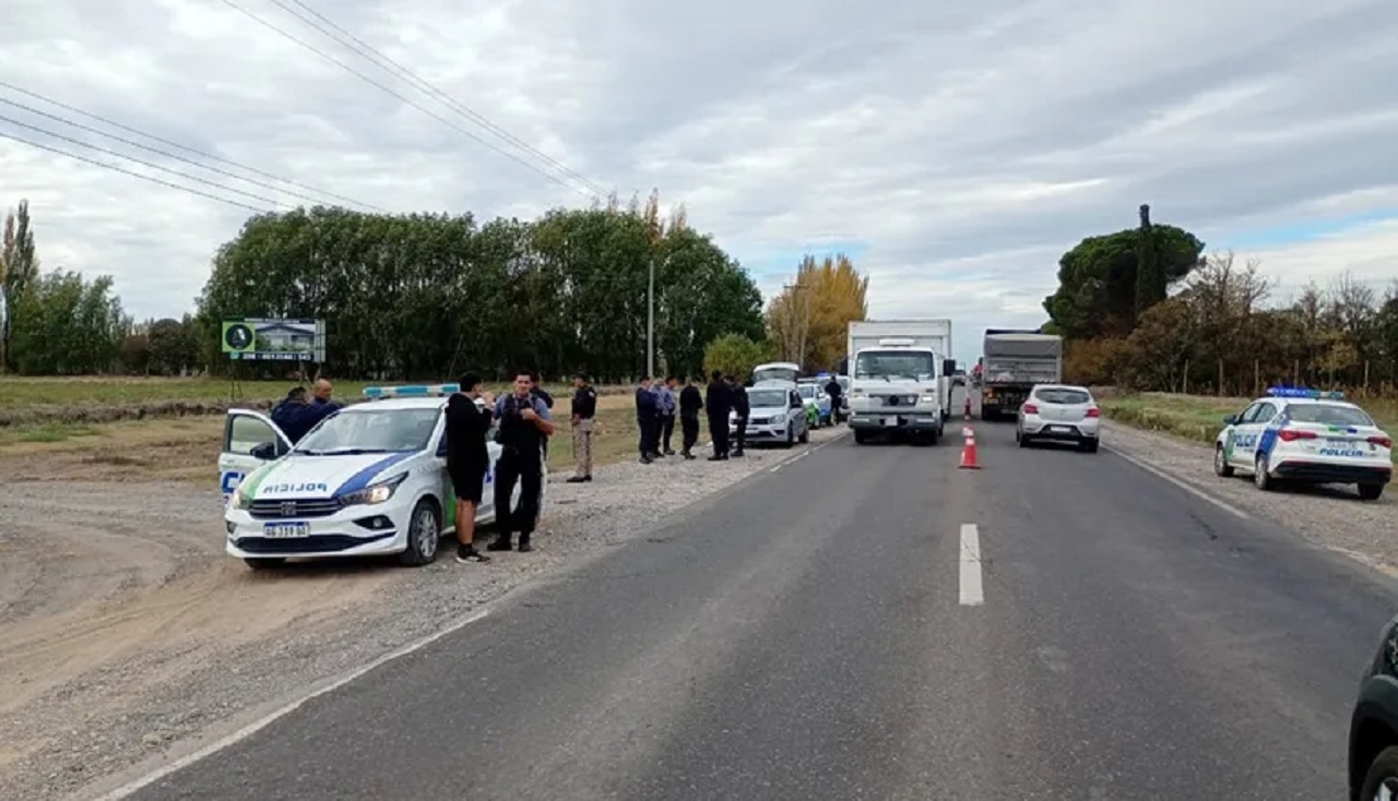 Ruta 22: evadieron un control, cruzaron en rojo y fueron detenidos