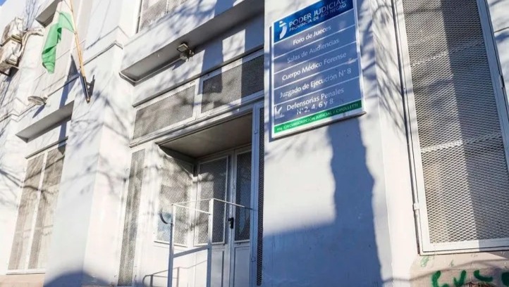 Imputaron a un hombre por robo utilizando un arma de fuego falsa
