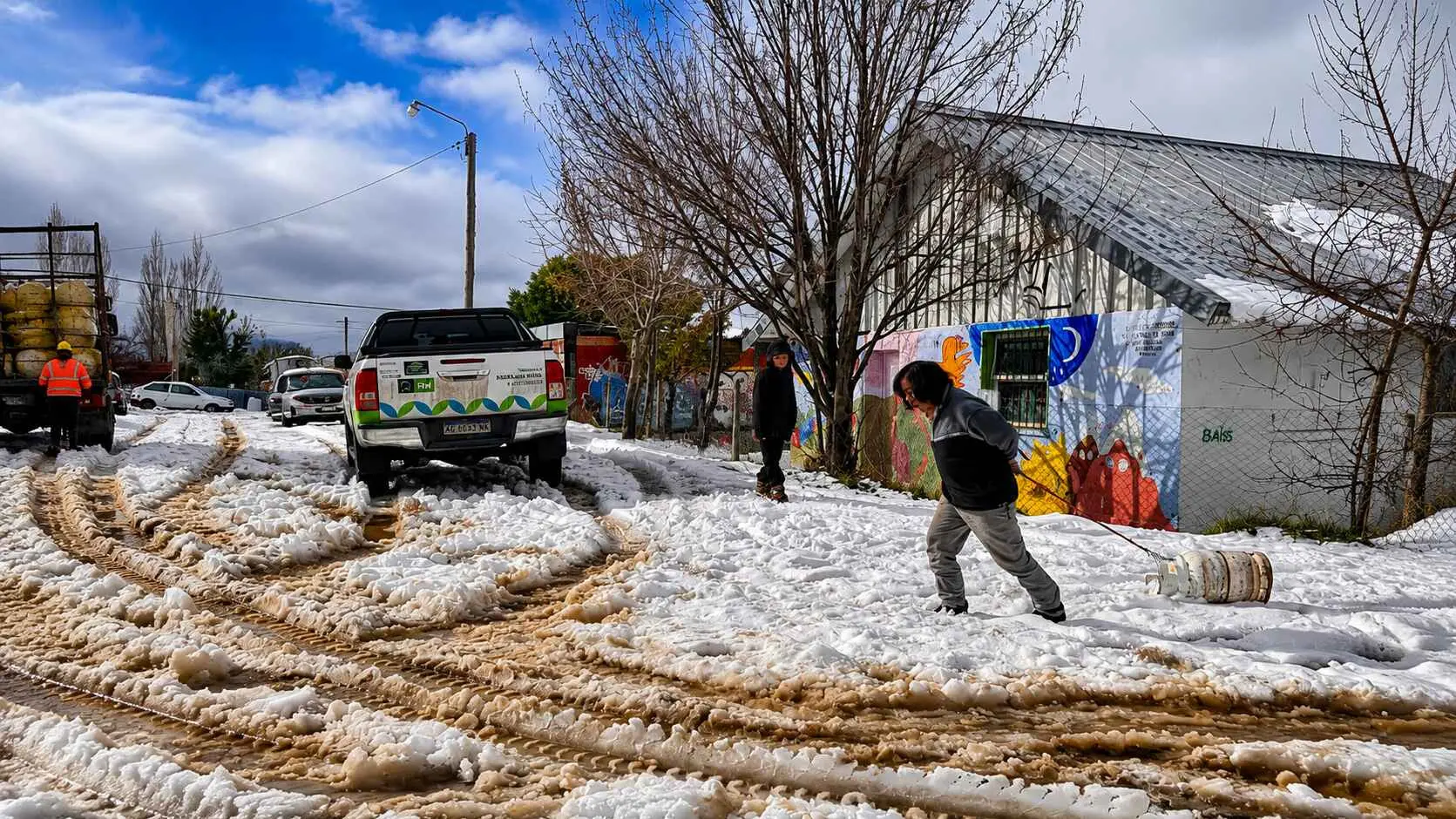 Bariloche: pese al temporal, continúa la recarga de garrafas