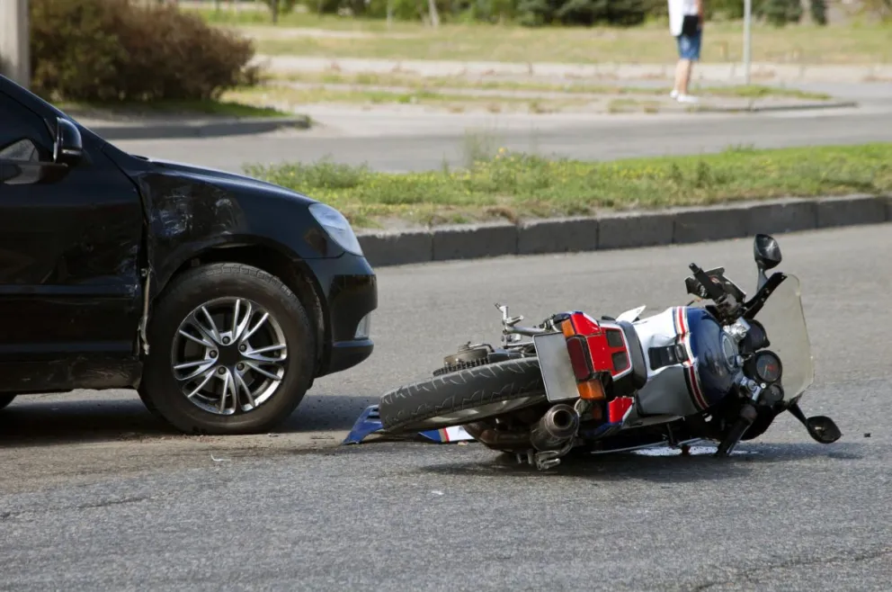 Chocaron a un policía mientras hacía prevención en moto en Cipolletti: la ART deberá pagarle los adicionales que perdió