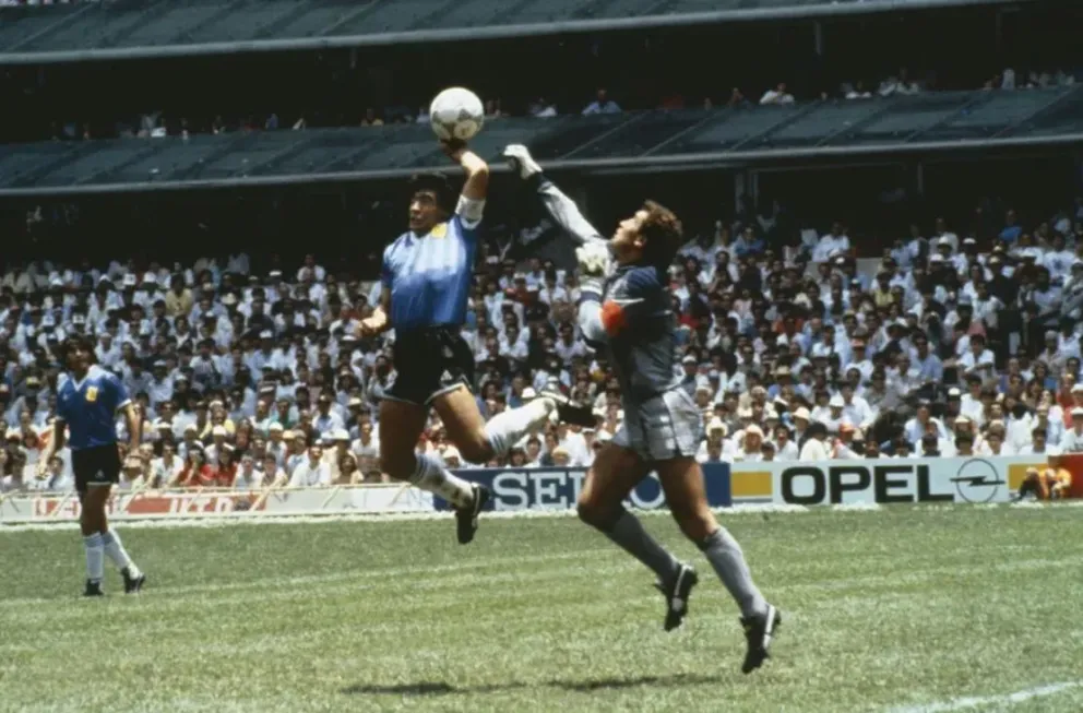 Subastaron la histórica pelota con la que Maradona hizo sus dos goles a Inglaterra en 1986 y pagaron una fortuna